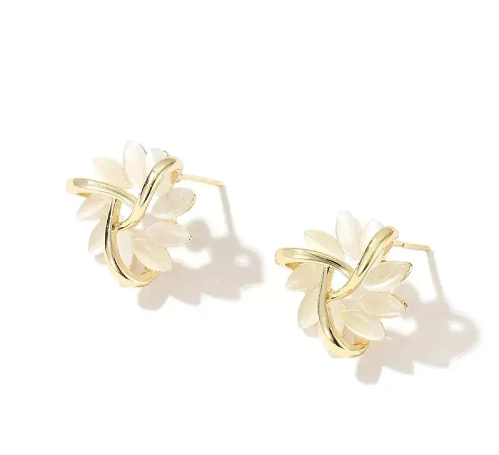 Elegant and exquisite opal petal circle stud earrings in gold - Image 3