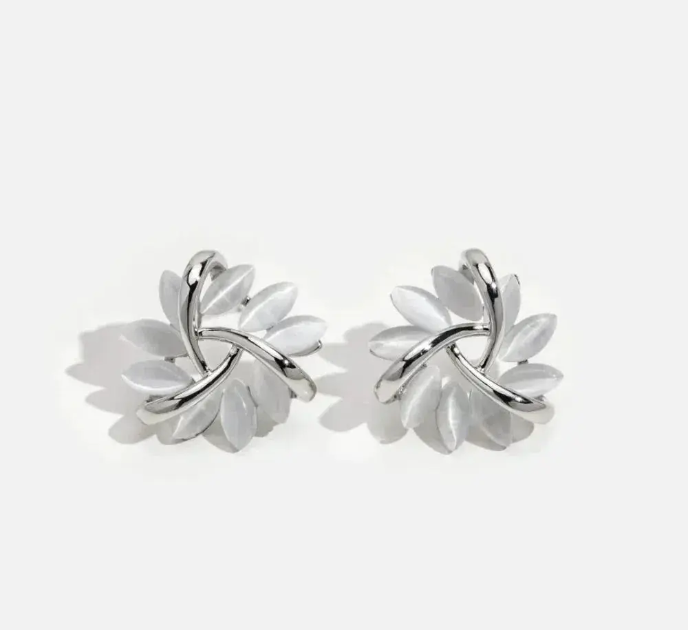 Elegant and exquisite opal petal circle stud earrings in gold - Image 4