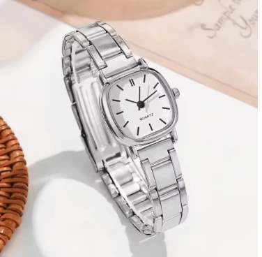 Luxurious Quartz Watch Featuring Stainless Steel Band - Image 5